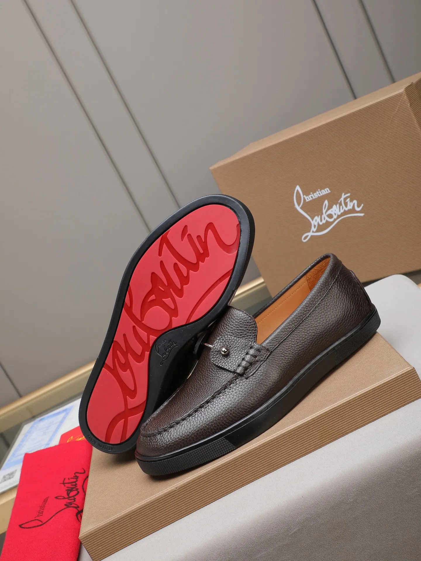PP480 Christian Louboutin (red-soled shoes) Italian men's casual sneakers are shipped! Each pair of shoes from this Italian handmade shoe brand has a simple and classic design, which is very comfortable and versatile! The upper fabric of this shoe is made of imported cowhide, with high-end and comfortable cowhide lining! The outsole is made of original rubber bottom sheets and is lined with cowhide! Brand-specific mold-opening foot bed, exclusive private mold control! Original box packaging! 39 40 41 42 43 44 (38 45 46 customized)